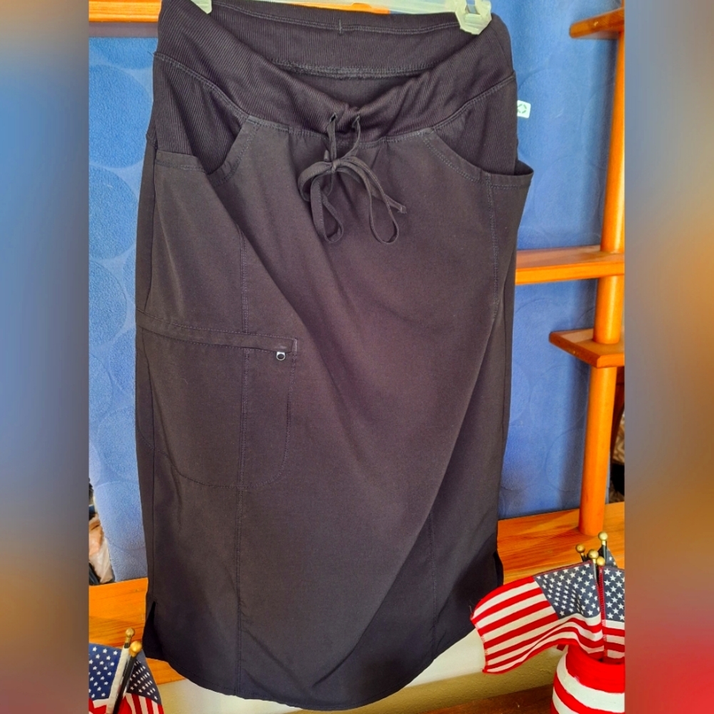 Cherokee infinity scrub skirt black size small